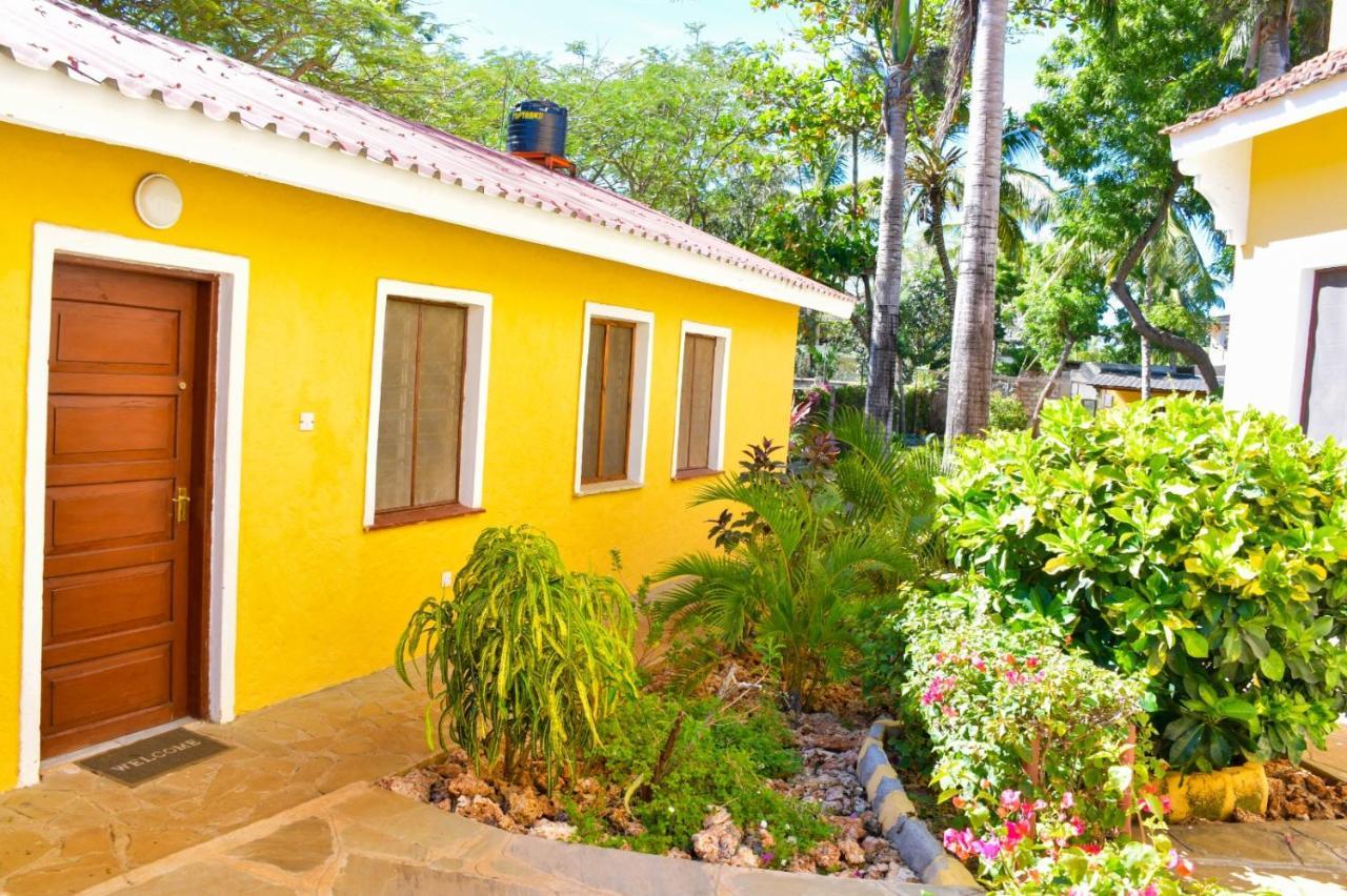 Apartmenthaus Salama Villen In Diani Diani Beach Exterior photo